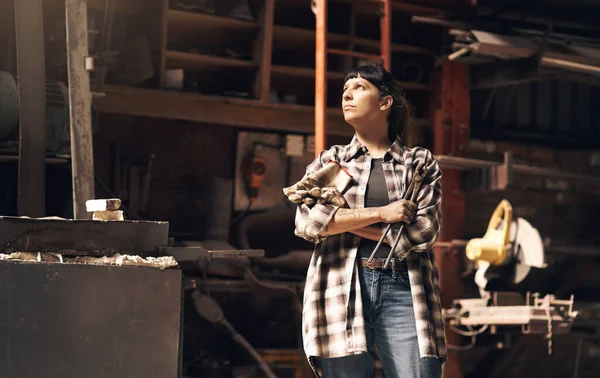学艺的日子已经一去不复返了 在铸造厂工作时看上去很有自信的年轻女子 — 图库照片