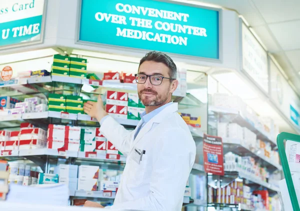 Stock Most Popular Meds Mature Pharmacist Working Pharmacy — Stock Photo, Image