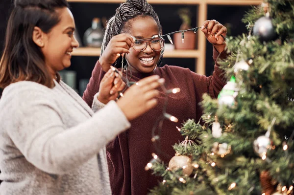 Noel Biz Geliyoruz Evde Noel Ağacı Süsleyen Iki Genç Kadın — Stok fotoğraf