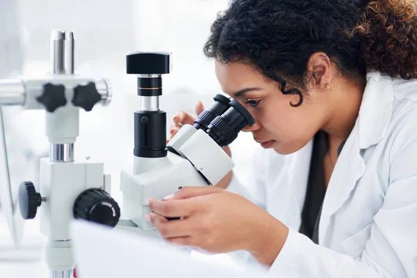 Przyjrzyj Się Bliżej Młoda Kobieta Naukowiec Pomocą Mikroskopu Laboratorium — Zdjęcie stockowe