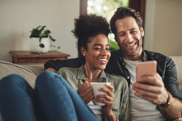 Посмотрите Сейчас Сети Счастливая Молодая Пара Используя Мобильный Телефон Вместе — стоковое фото
