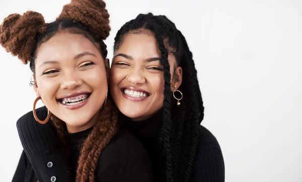 Красивой Значит Счастливой Студийный Снимок Двух Красивых Молодых Женщин Позирующих — стоковое фото