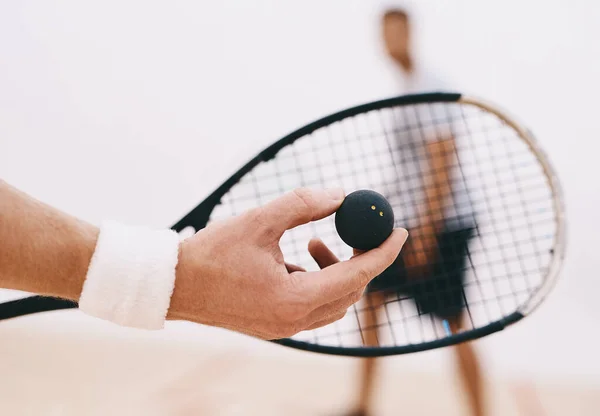 Ideje Felszolgálni Néhány Komoly Squash Tudást Egy Férfi Labdát Szolgál — Stock Fotó
