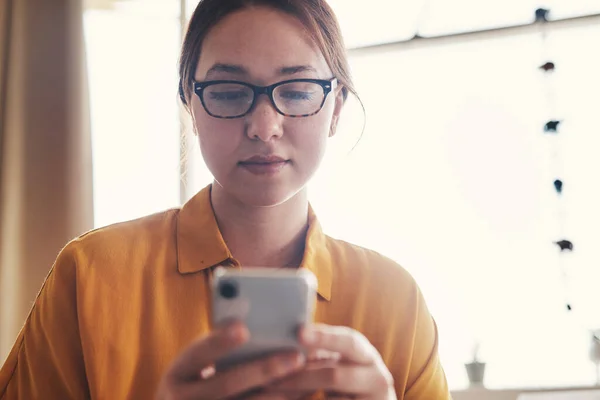 Sosyal Medyamı Kontrol Ediyorum Çekici Genç Bir Kadını Ofisinde Yalnız — Stok fotoğraf