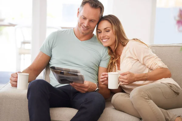 Love Newspaper Couple Couch Smile Bonding Romance Home Chilling Partners — Stock Photo, Image