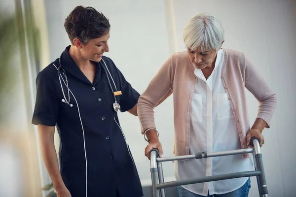 Komen Langzaam Een Jonge Vrouwelijke Verpleegster Assisteren Een Senior Vrouw — Stockfoto