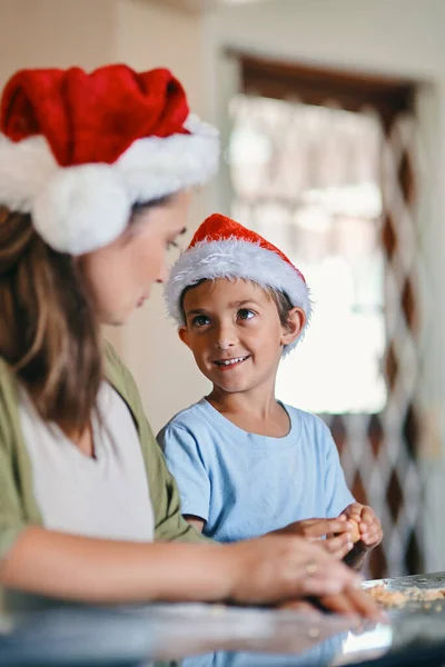 Ezek Karácsonyi Sütik Generációk Óta Családunké Egy Imádnivaló Kisfiú Süt — Stock Fotó