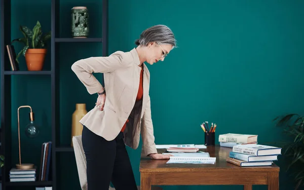 Sırtım Çekici Olgun Bir Kadını Ofisinde Sırt Ağrısı Çekiyor Ayakta — Stok fotoğraf