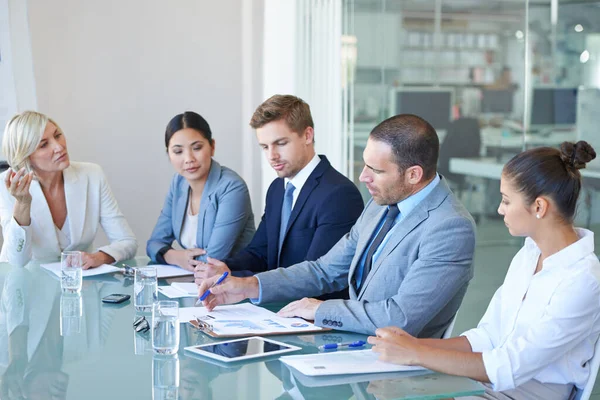 Bestuurskamer Zakenmensen Ontmoeting Met Executive Team Management Voor B2B Onderhandelingen — Stockfoto