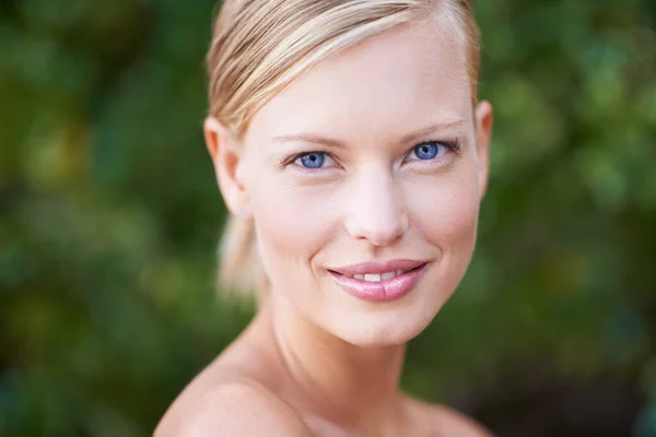 Retrato Beleza Olhos Azuis Com Uma Mulher Livre Fundo Verde — Fotografia de Stock