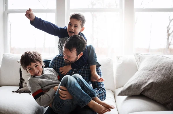 家庭时间是一个整体的乐趣 两个可爱的小男孩在家里和他们的父亲玩乐 — 图库照片