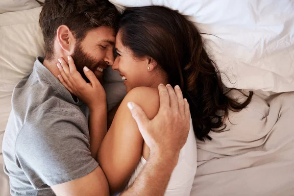 有你在床上会更好 一对深情的年轻夫妇在床上拥抱在一起 — 图库照片