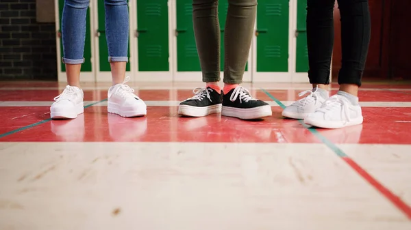 Позначте Різницю Низький Кут Зйомки Групи Невпізнаваних Студентського Взуття Ними — стокове фото