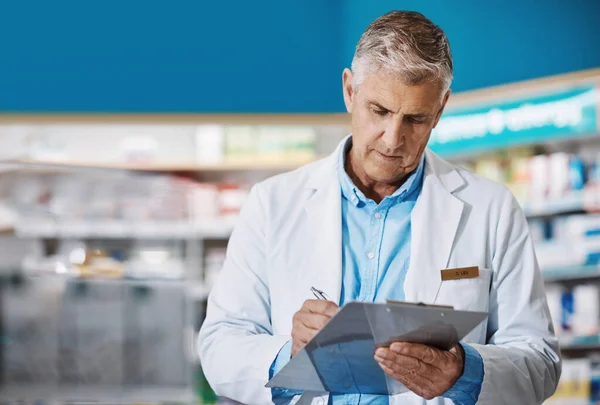 Has Lot Today Male Pharmacist Writing Clipboard Drugstore — Stock Photo, Image