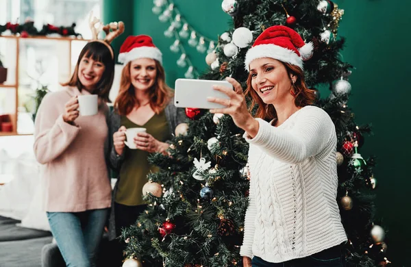 Meglepetés Három Vonzó Középkorú Készít Önarcképeket Egy Mobiltelefonnal Otthon Karácsonykor — Stock Fotó