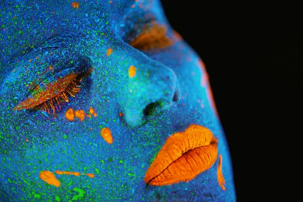 Neonowa Farba Makijaż Kobiece Zbliżenie Twarzy Ciemnym Tłem Kreatywnymi Kosmetykami — Zdjęcie stockowe