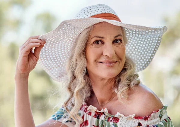 stock image Im all prepared for this summer. Cropped portrait of an attractive senior woman wearing a summer hat while standing outdoors