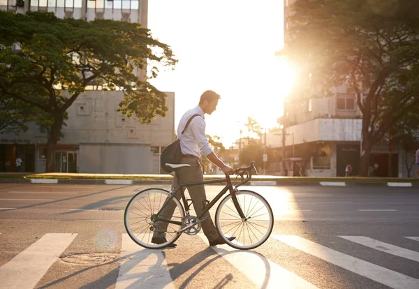 아침에는 자전거를 사업가 도시에 여행하고 발자국을 남겼습니다 자전거타기 도시에서는 직원들 — 스톡 사진