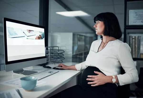 Pregnancy Wont Reason Slow Attractive Pregnant Businesswoman Sitting Her Office — Stock Photo, Image