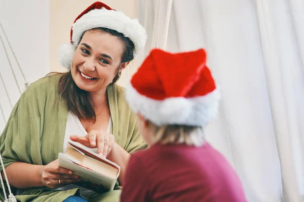 Küçük Çocuk Sonsuza Dek Mutlu Yaşadı Noel Sevimli Oğluyla Kitap — Stok fotoğraf
