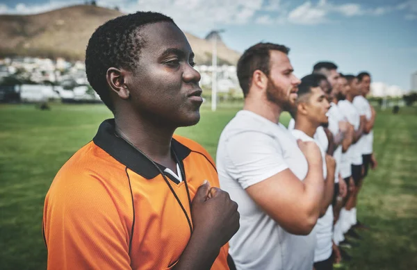 Διαιτητής Συμμετέχει Μια Ομάδα Νεαρών Παικτών Ράγκμπι Αυτοπεποίθηση Που Στέκονται — Φωτογραφία Αρχείου