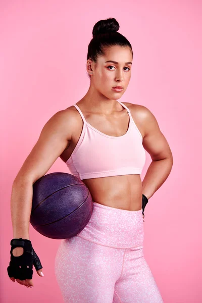 Allt Behöver Stark Beslutsamhet Studio Porträtt Sportig Ung Kvinna Poserar — Stockfoto