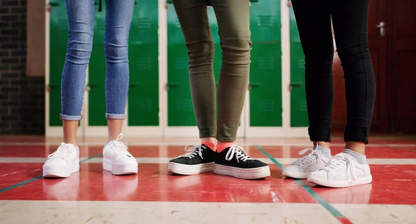 Vamos Mostrar Pouco Nossos Sapatos Foto Baixo Ângulo Grupo Estudantes — Fotografia de Stock