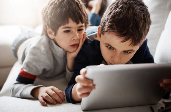 Ponerse Sintonía Con Tecnología Dos Hermanos Adorables Usando Una Tableta — Foto de Stock