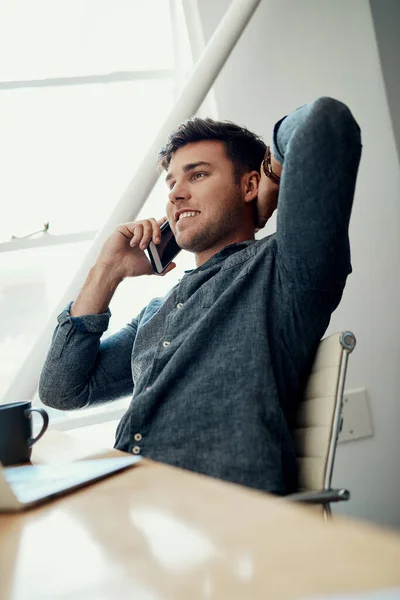 Заключаю Сделку Телефону Красивый Молодой Бизнесмен Сидящий Один Пользующийся Своим — стоковое фото