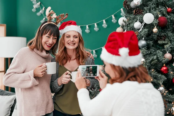 Sie Sind Atemberaubend Drei Attraktive Frauen Machen Gemeinsam Weihnachtsfotos Hause — Stockfoto