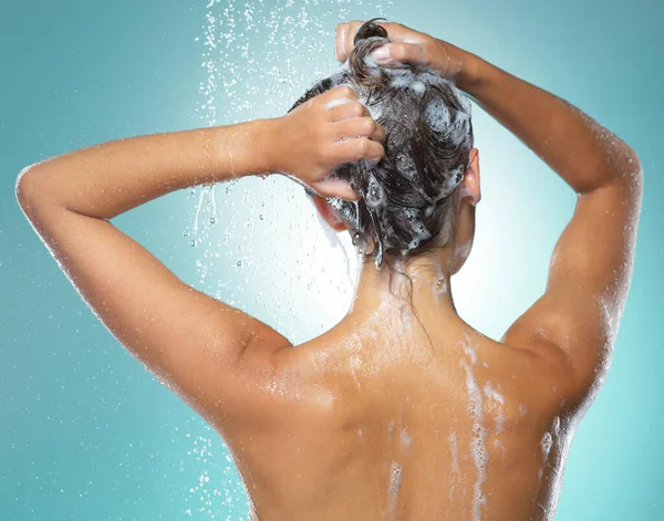 Pek Gibi Pürüzsüz Duşta Saçını Yıkayan Genç Bir Kadın Mavi — Stok fotoğraf