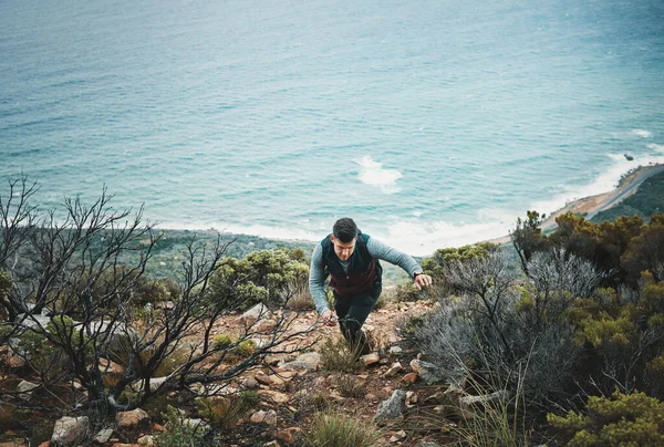 平坦的小径从来没有使一个熟练的徒步旅行者 一个在山上远足的年轻人 — 图库照片