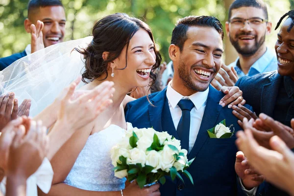 Радостные Жених Невеста Стоят Вместе Приветствуя Гостей После Свадебной Церемонии — стоковое фото