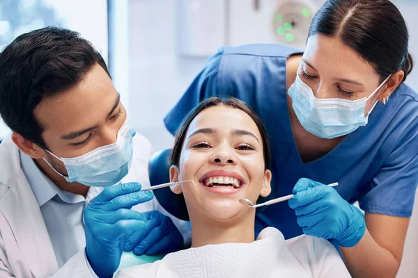 Iyi Kararı Verdi Genç Bir Kadın Dişçi Muayenehanesinde Dişlerini Temizliyor — Stok fotoğraf