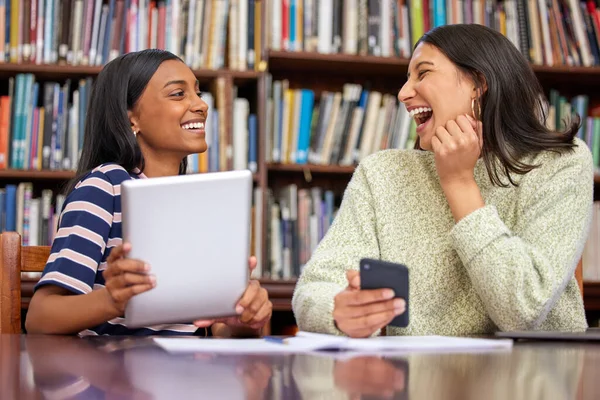 Bleiben Sie Ihrem Studium Konsequent Zwei Weibchen Mit Ihren Geräten — Stockfoto