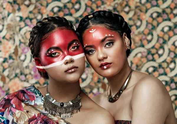 Красота Миров Заключается Различных Культурах Разнообразии Портрет Двух Привлекательных Молодых — стоковое фото