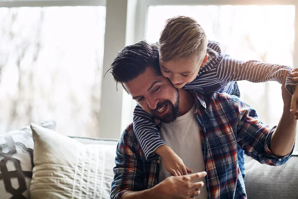 Lhes Amor Sem Condições Pai Seu Filho Ligando Juntos Casa — Fotografia de Stock