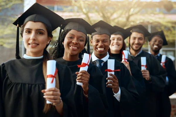 而现在 工作的世界在等待 毕业当天持有毕业证书的一群年轻学生的画像 — 图库照片