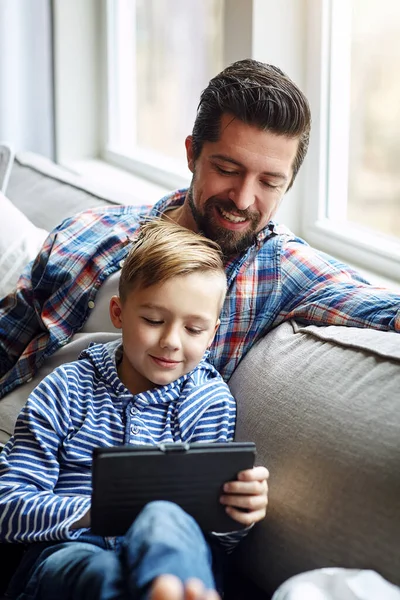 Pais Criam Miúdo Esperto Menino Usando Tablet Digital Com Seu — Fotografia de Stock