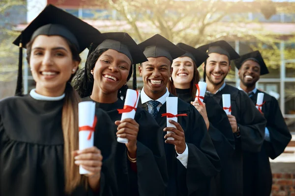 未来更多成功的开始 毕业当天持有毕业证书的一群年轻学生的画像 — 图库照片