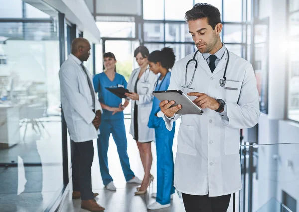 Läkare Den Digitala Eran Ung Läkare Som Använder Digital Tablett — Stockfoto