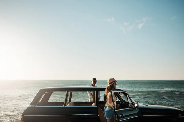 Verão Não Está Completo Sem Uma Viagem Oceano Jovem Casal — Fotografia de Stock