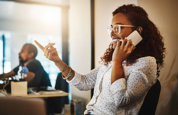 Rozmawianie Interesach Przez Całą Noc Młoda Bizneswoman Korzystająca Telefonu Komórkowego — Zdjęcie stockowe