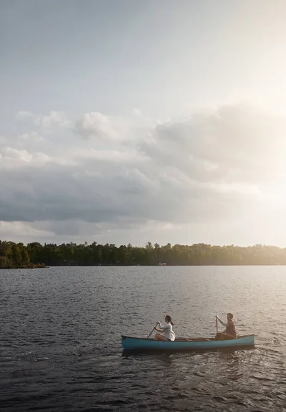 一连一连欣赏风景 一对年轻夫妇在湖上划船 — 图库照片