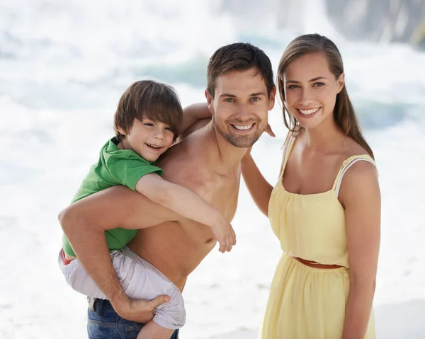 Familie Kind Und Glückliches Porträt Strand Sommerurlaub Mit Einem Lächeln — Stockfoto