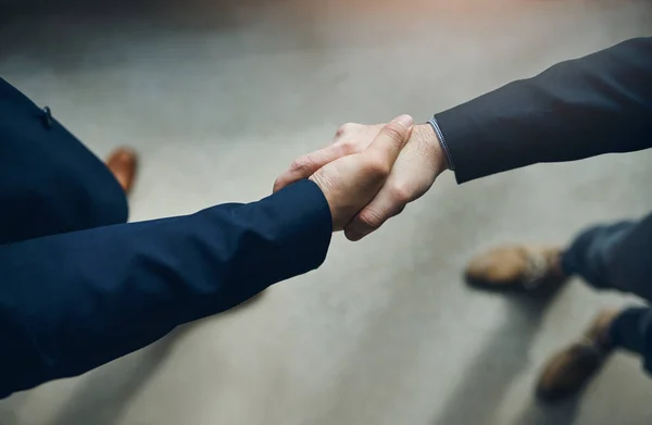 Συνεργαστείτε Και Καταφέρετε Νωρίτερα Δύο Επιχειρηματίες Σφίγγουν Χέρι Ένα Σύγχρονο — Φωτογραφία Αρχείου