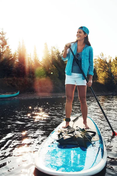自然が提供しなければならないものを見てください 湖に乗っていた若い女性が — ストック写真