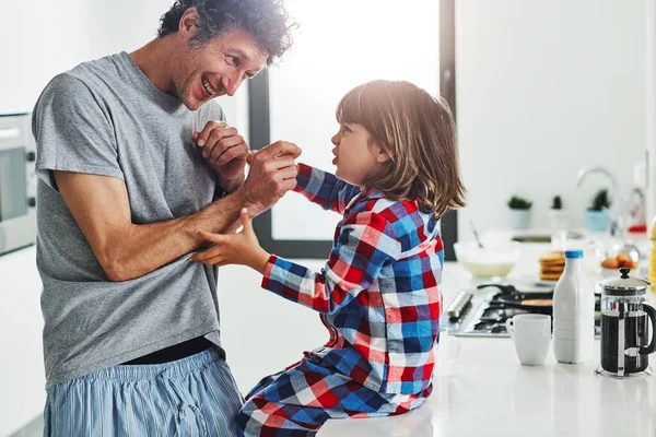 怕痒的怪物要来找你了一个成熟的父亲和他的小儿子在家里厨房里 — 图库照片