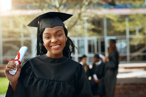 自分を誇りに思ってる 卒業の日に卒業証書を持つ幸せな若い女性の肖像画 — ストック写真