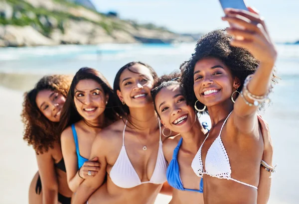 Strand Beste Vrienden Altijd Een Groep Gelukkige Jonge Vrouwen Neemt — Stockfoto